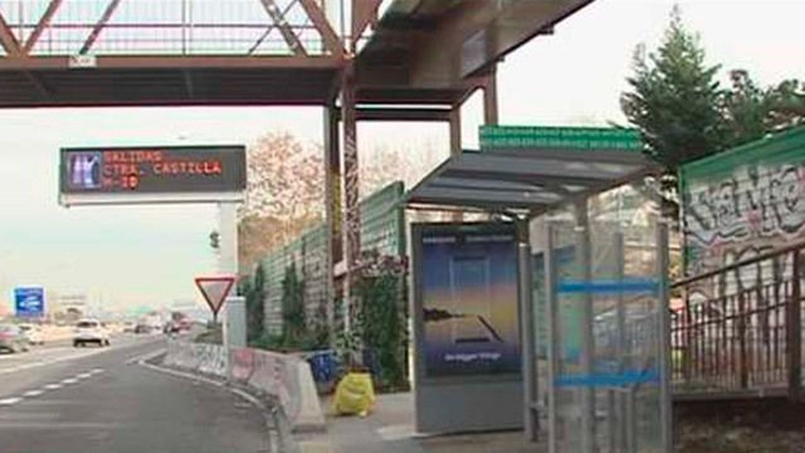 Vecinos de Aravaca recogen firmas para mantener la parada de autobús en la A-6