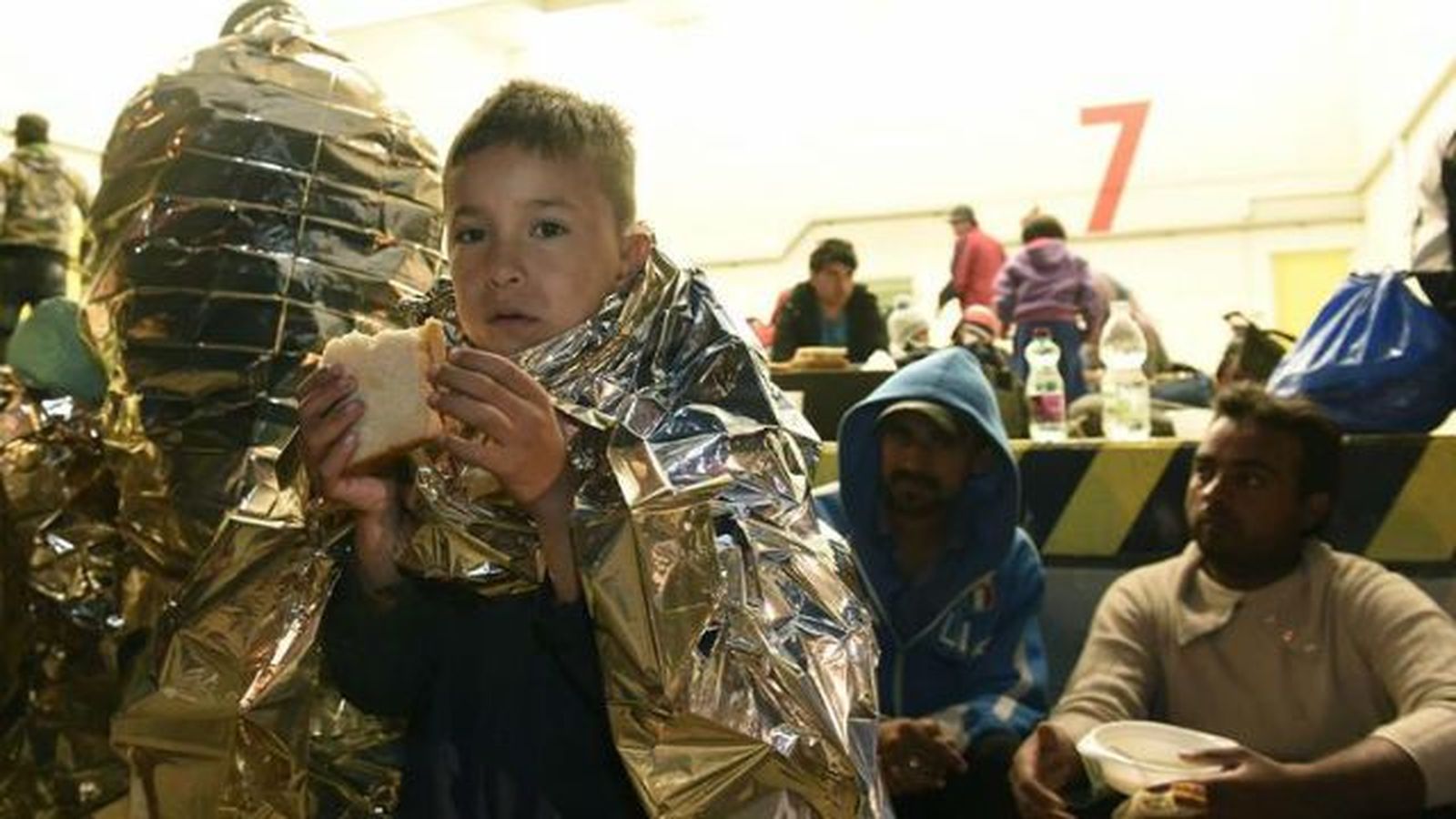 Miles de refugiados se apresuran a pasar de Serbia a Hungría