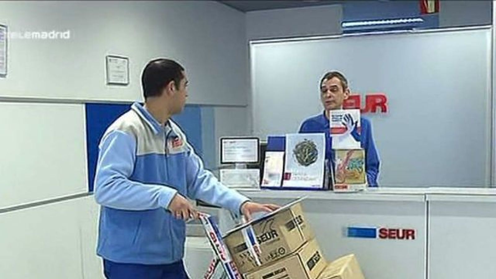El paro baja en 477.900 personas en 2014 y  el empleo crece en 433.900