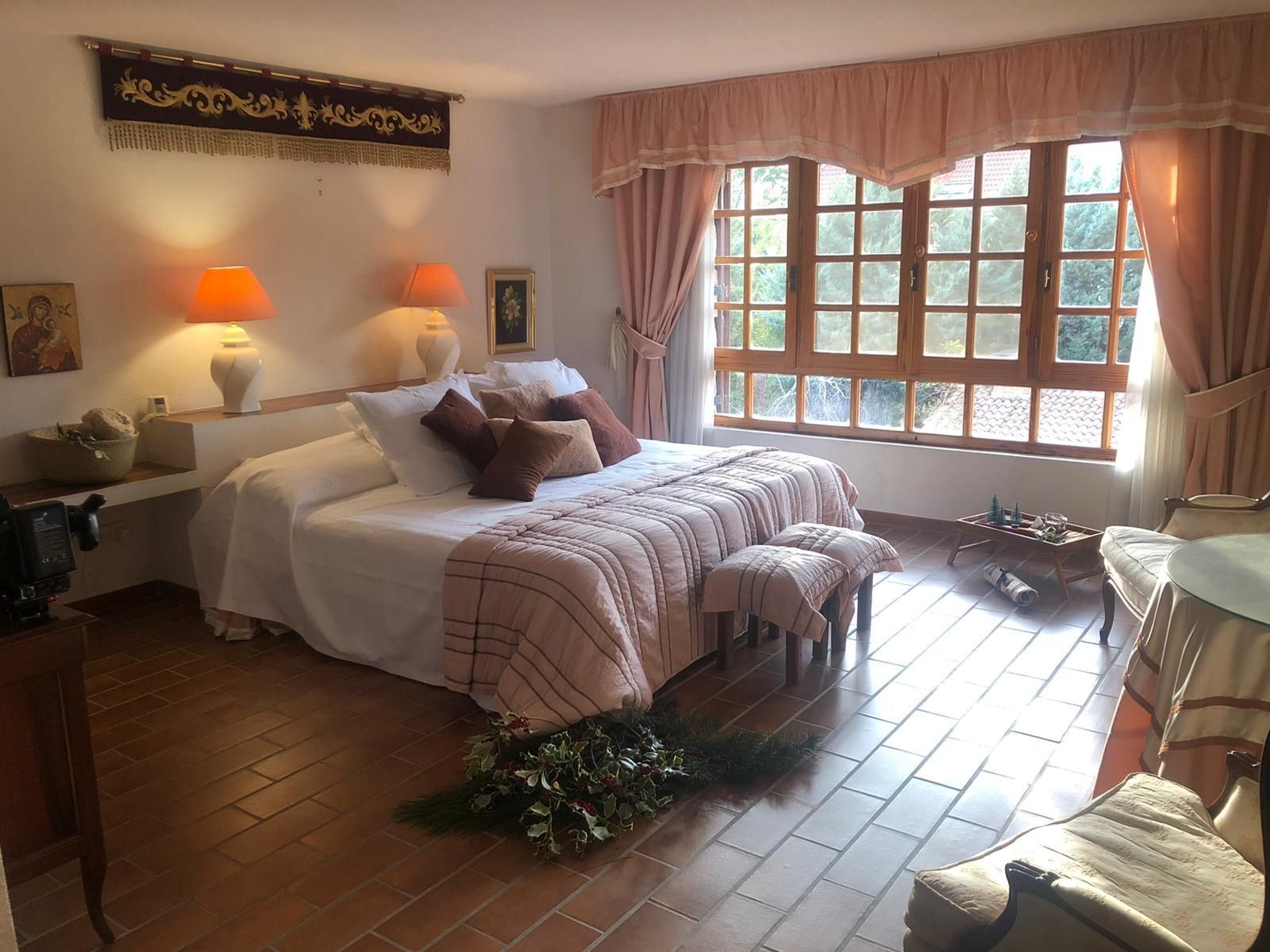 El dormitorio es un lugar amplio, cálido y con mucha luz.