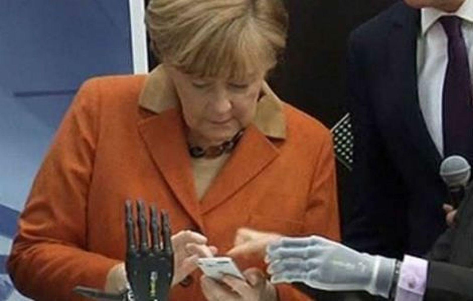 Merkel apremia a Rusia a implicarse en una solución política para Crimea
