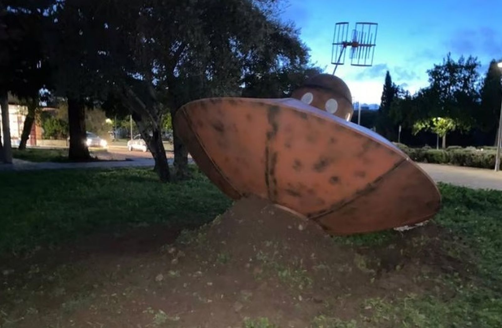 Un objeto desconocido en los exteriores de la Universidad de Alcalá