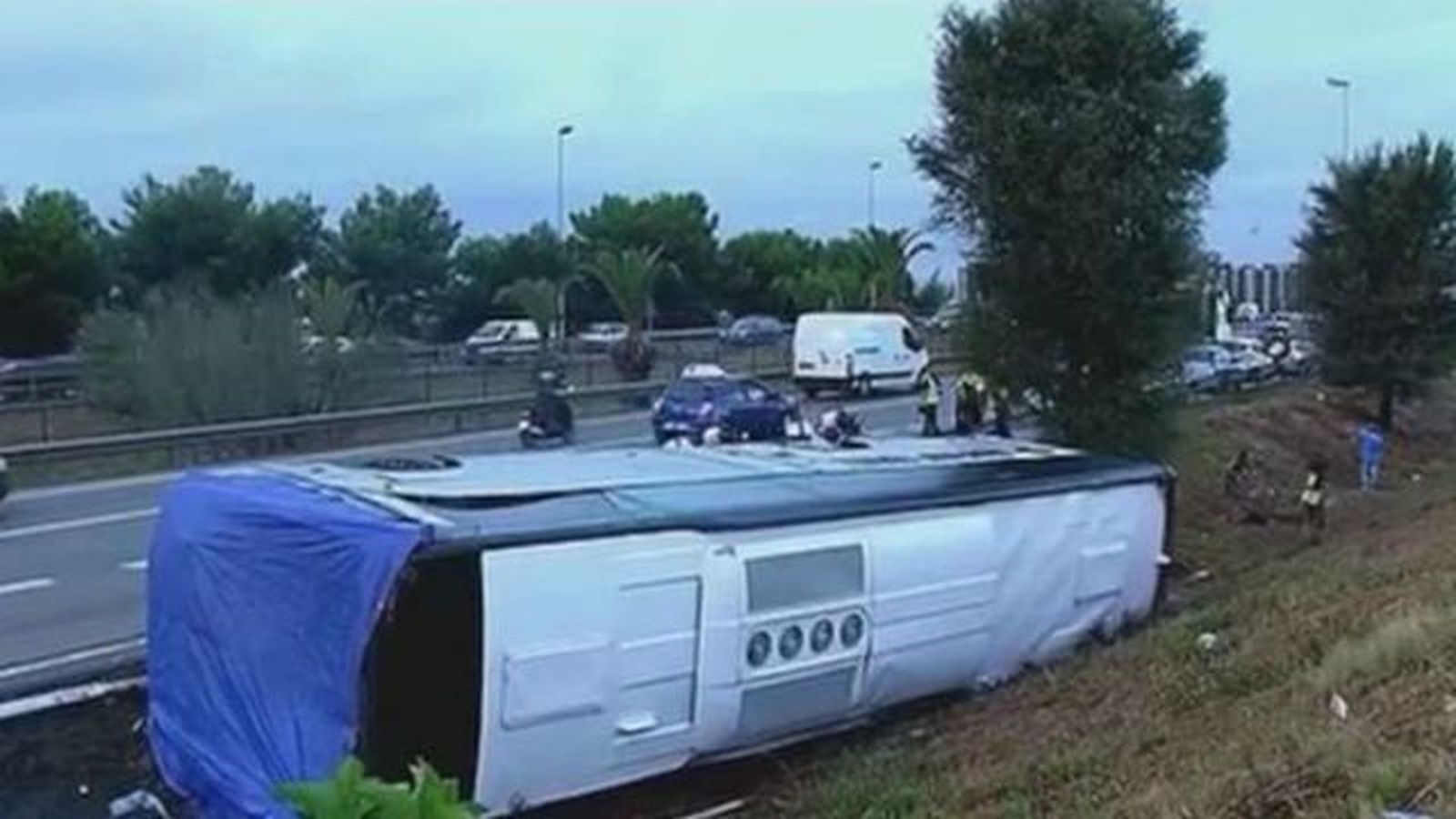 Tres heridos graves, 6 menos graves y 15 leves en el accidente de autocar en Barcelona