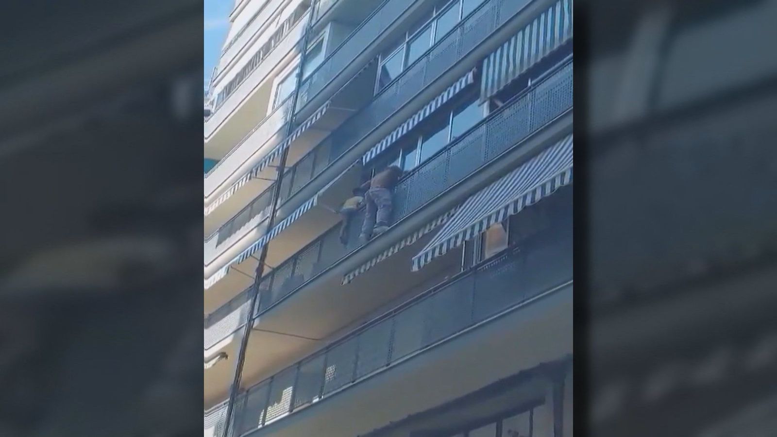 Un obrero salva a un niño de 6 años de caerse de la barandilla de un segundo piso en Alicante
