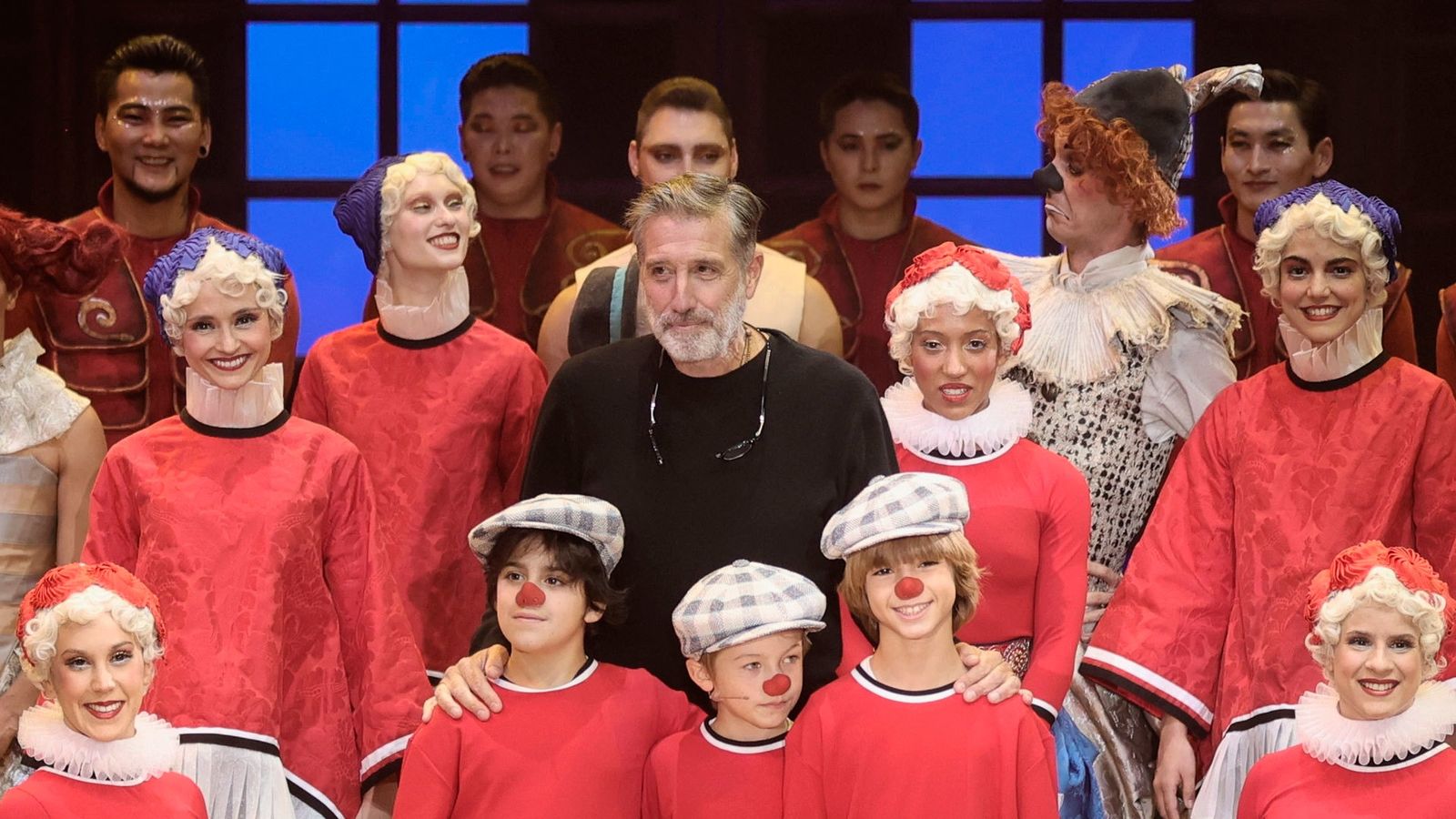 Foto de familia del espectáculo 'Circlassica, El Sueño de Miliki',con Emilio Aragón y los artistas del espectáculo