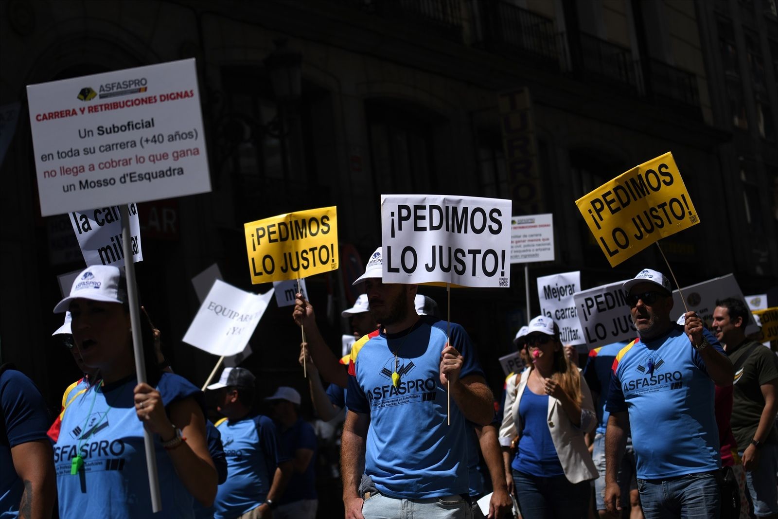 Concentración de militares frente al Congreso de los Diputados para pedir mejoras salariales y laborales