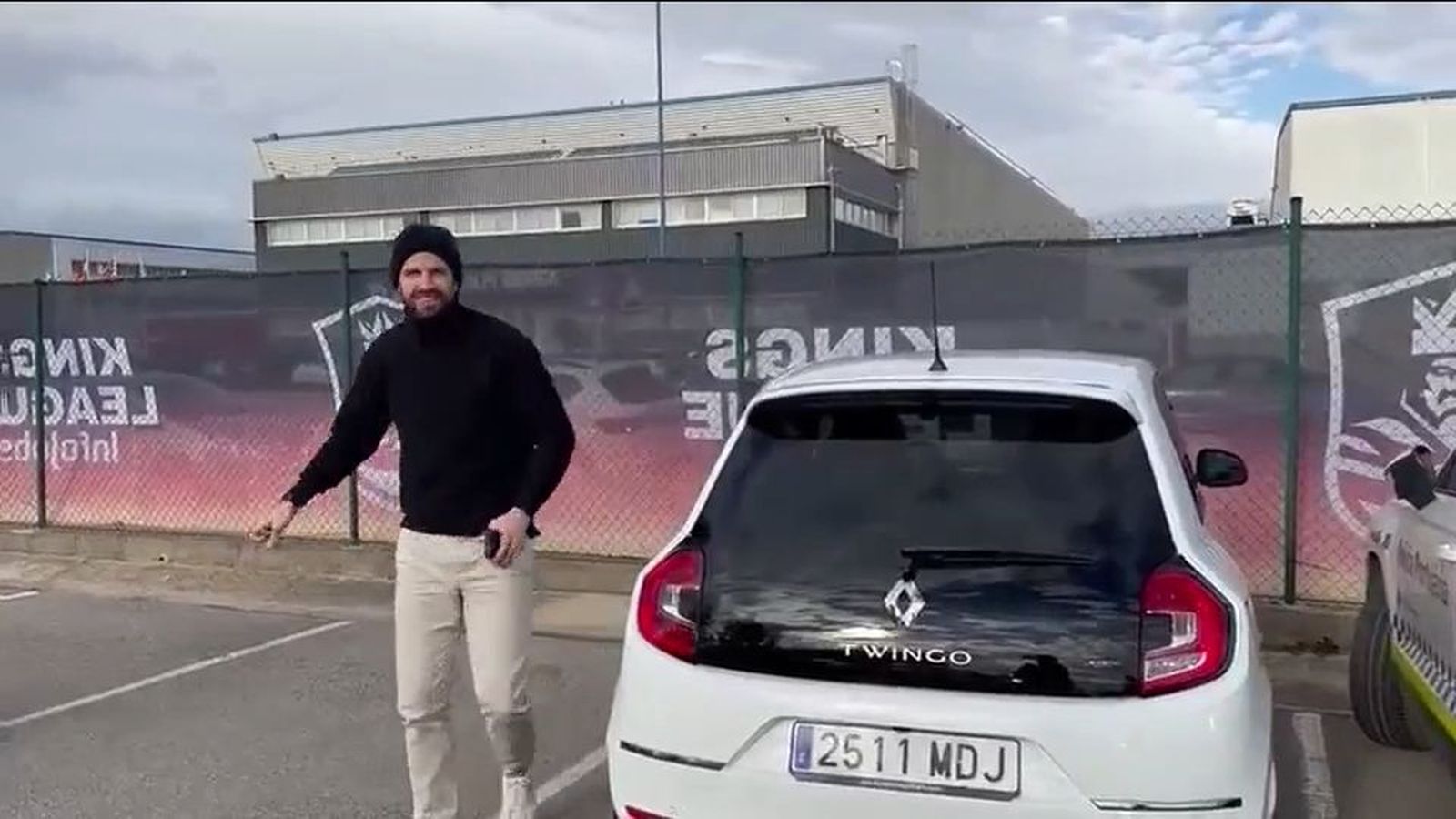 Piqué hace caso a Shakira y se pasa al Twingo con su mejor sonrisa