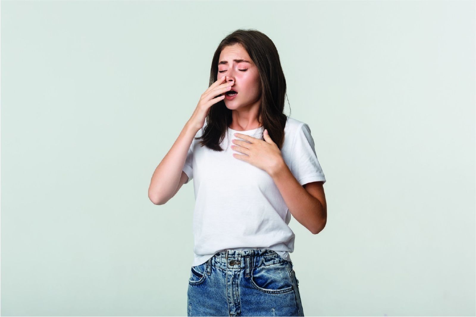 Una mujer estornuda como consecuencia de la alergia