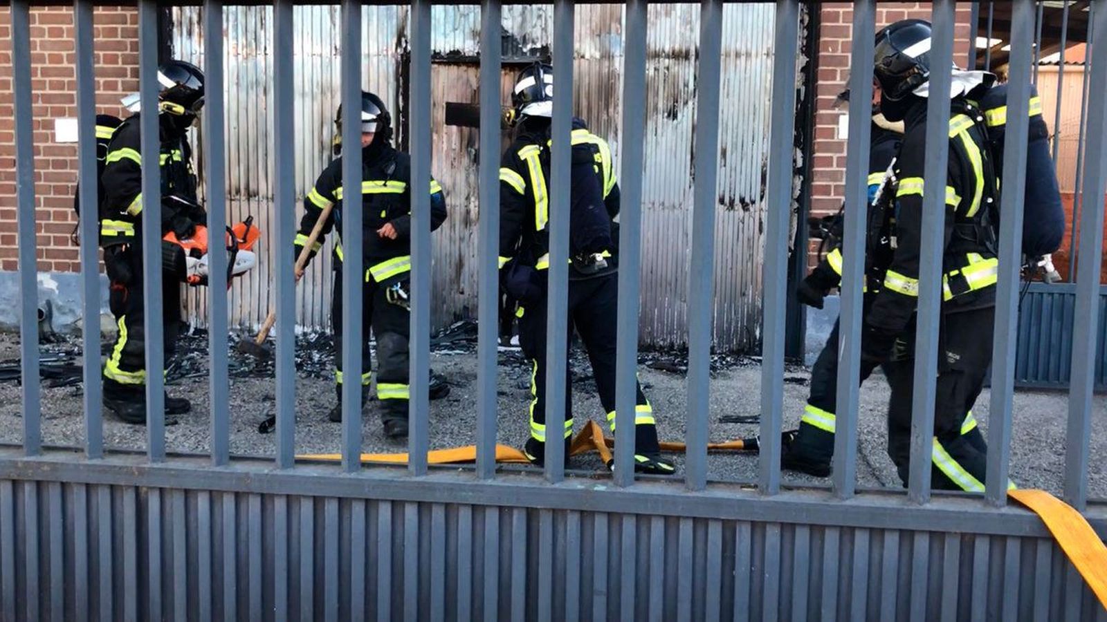 Complicada extinción del incendio en un polígono de Leganés