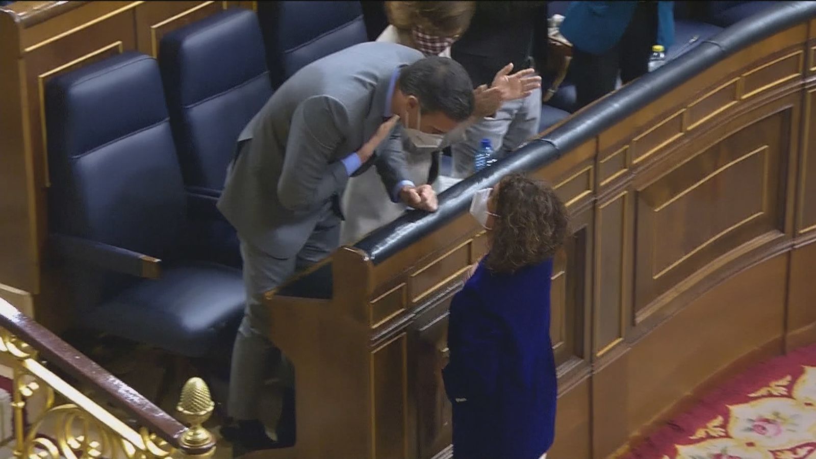 Pedro Sánchez y María Jesús Montero se saludan