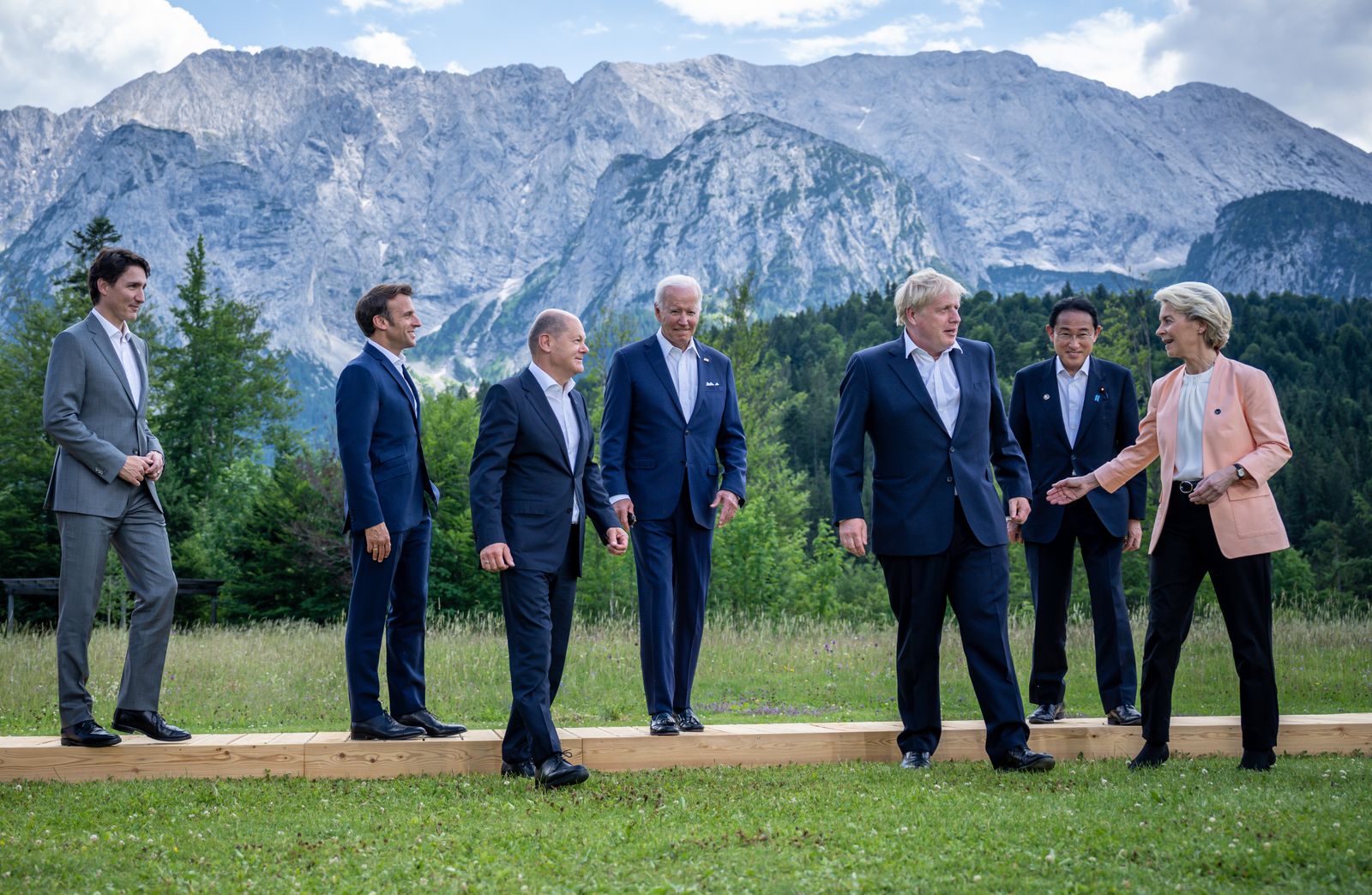 Justin Trudeau, primer ministro de Canadá, Emmanuel Macron, presidente de Francia, canciller alemán Olaf Scholz, presidente de EE.UU. Joe Biden, primer ministro del Reino Unido Boris Johnson, Fumio Kishida, primer ministro de Japón, y Ursula von der Leyen, presidenta de la Comisión Europea, toman posición para una foto grupal durante la Cumbre del G7 en Schloss Elmau