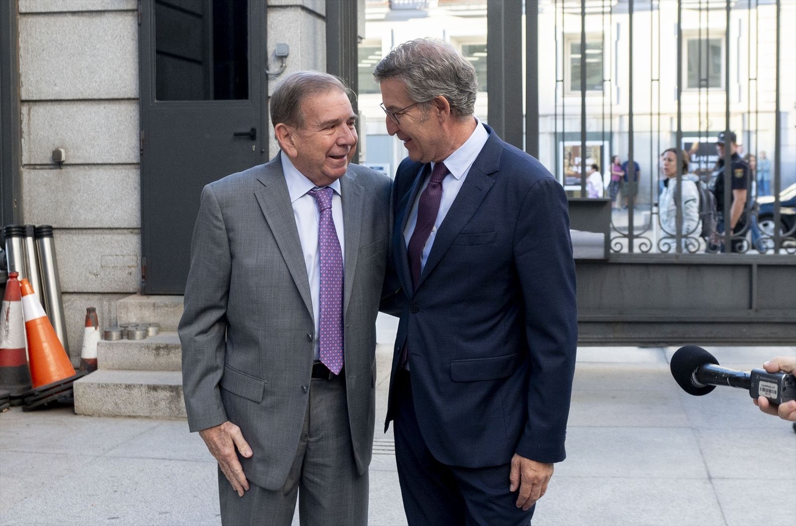 Feijóo recibe a Edmundo González en el Congreso y asegura que está "totalmente comprometido con el pueblo venezolano"