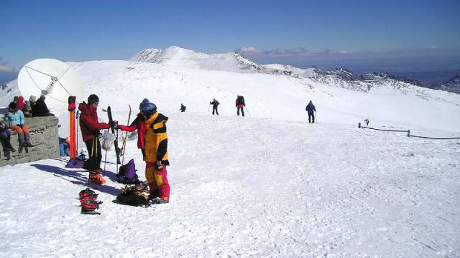 Navacerrada abre para uso turístico y Valdesquí para esquiar