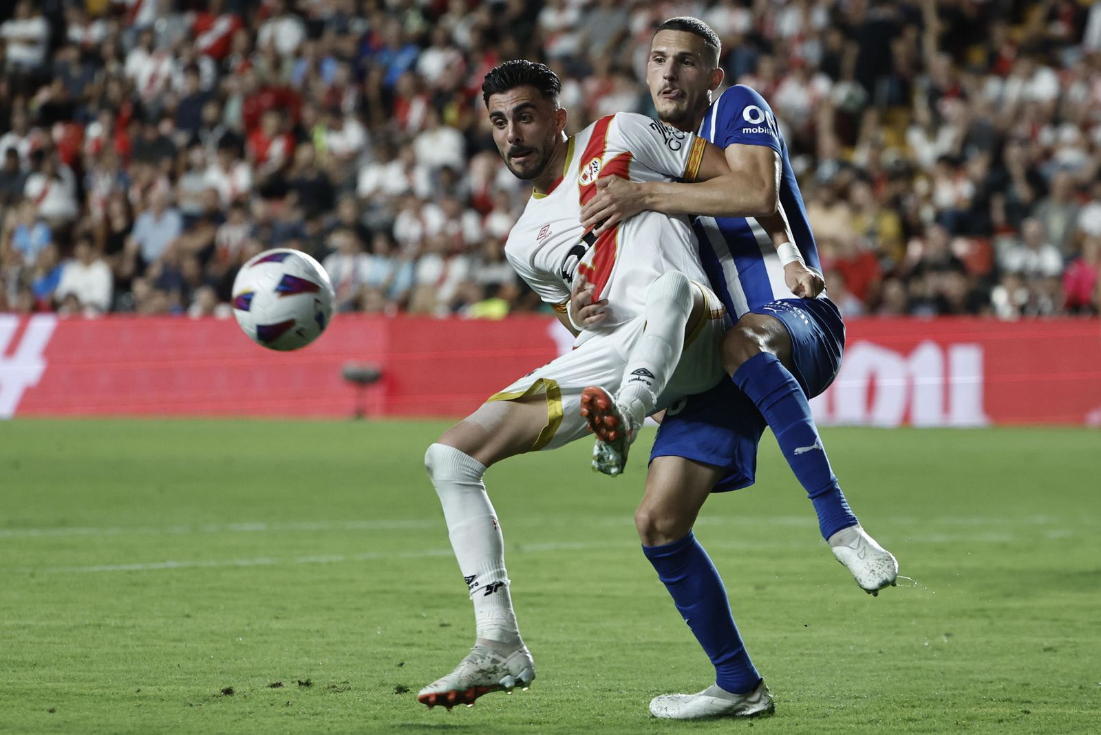 Kike Pérez ante el Alavés