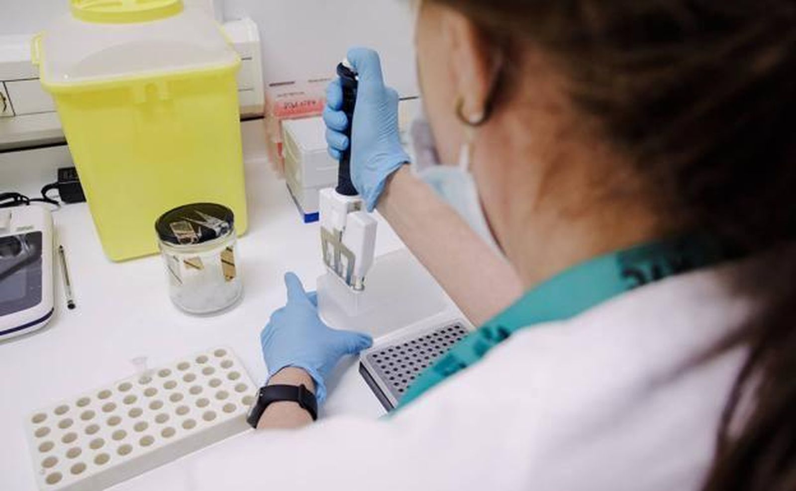 Una técnico analiza muestras de viruela del mono