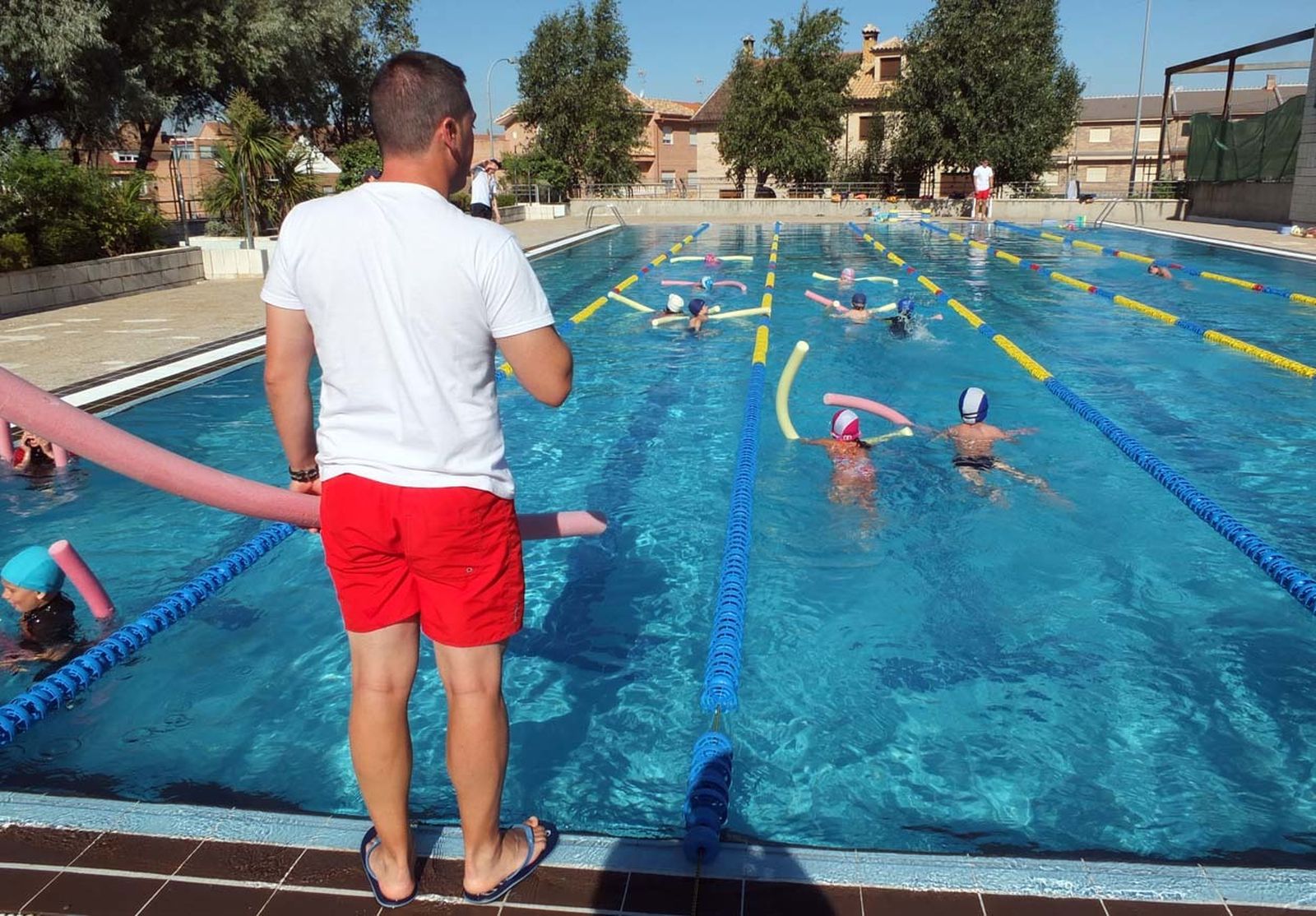 Actividades en la piscina municipal de Paracuellos de Jarama