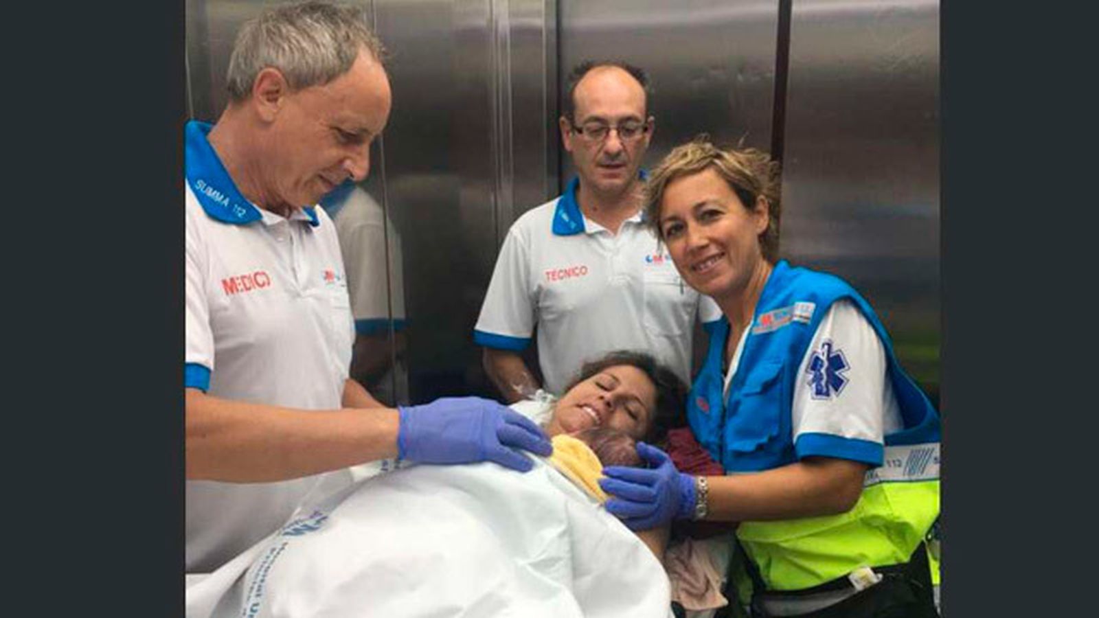 El SUMMA traslada al hospital a una mujer y a su hija tras dar a luz en su casa
