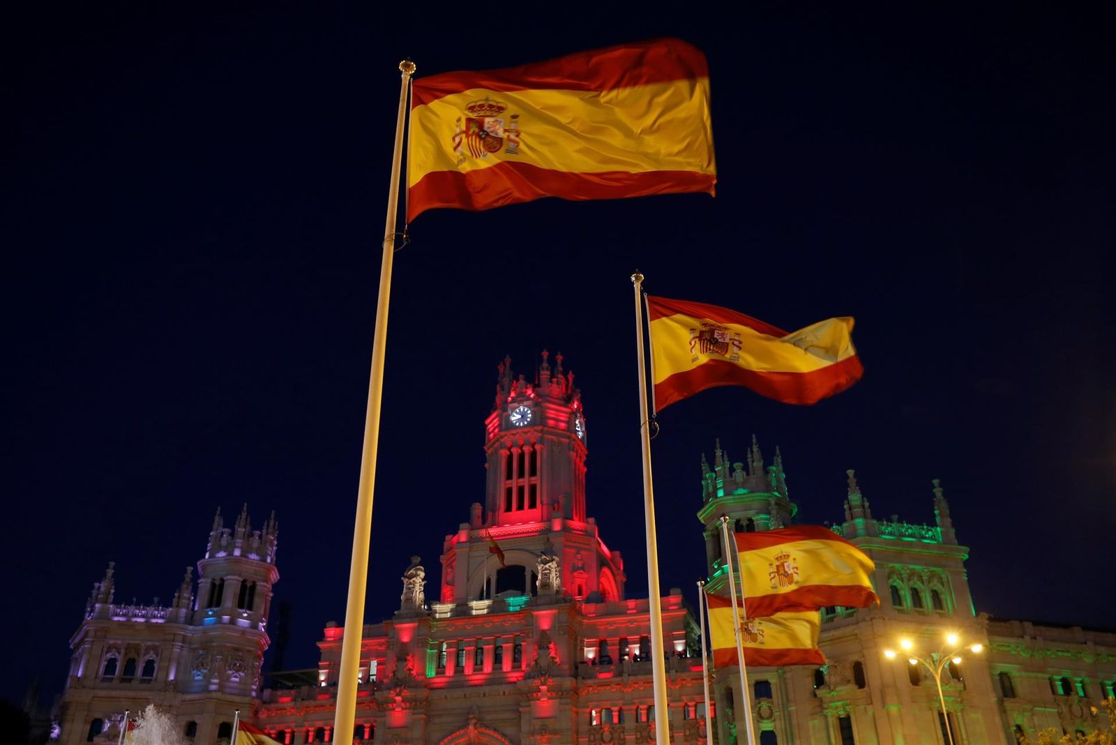 El Palacio de Cibeles luce los colores de la bandera de Afganistán: blanco, rojo y verde