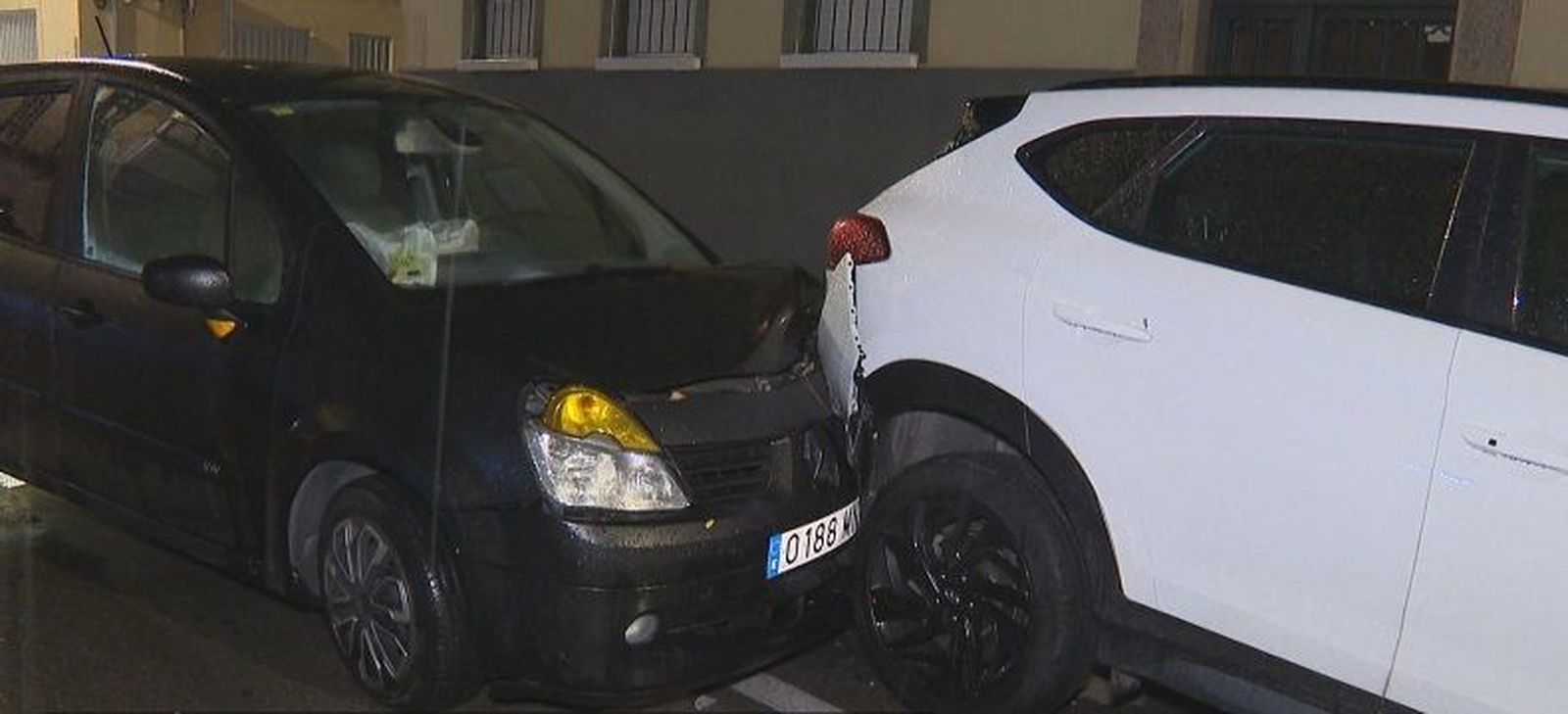 Un conductor choca contra otro coche en Carabanchel y huye