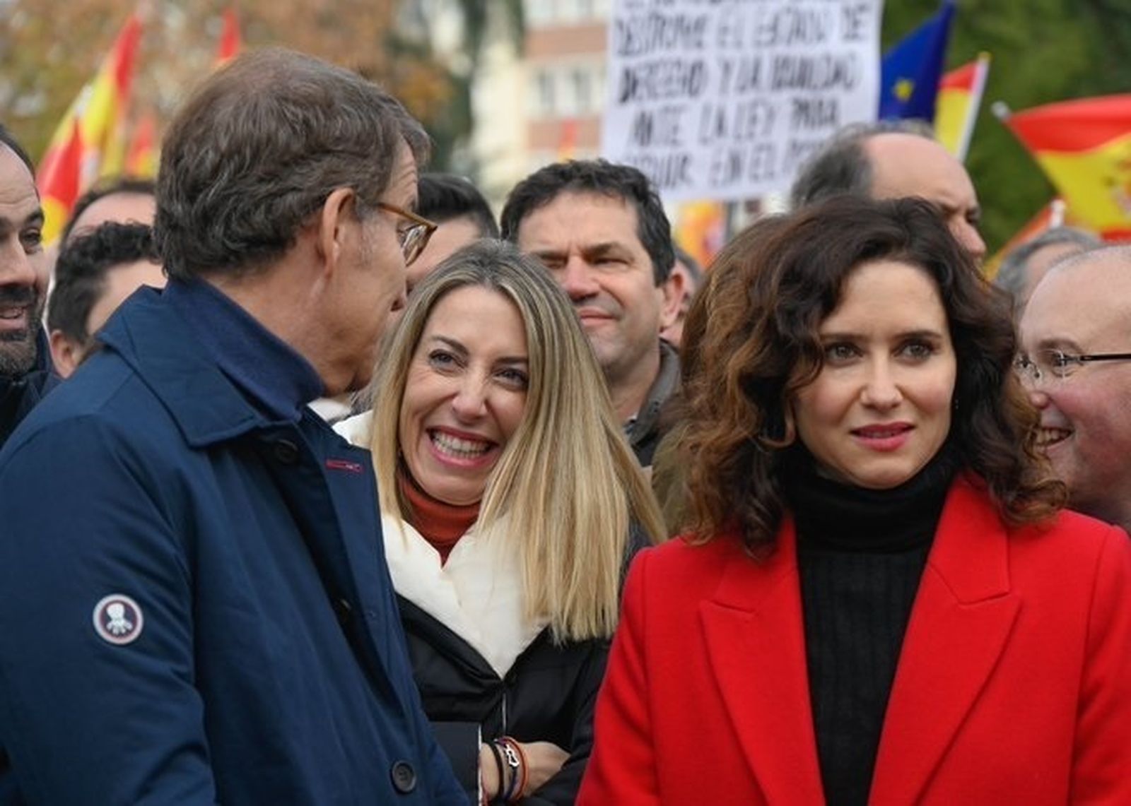 La presidenta de la Junta de Extremadura, María Guardiola, con Feijóo y Ayuso