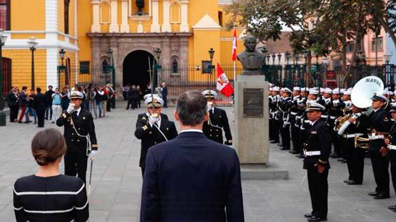 Los Reyes se despiden de Perú en un encuentro con españoles residentes en el país