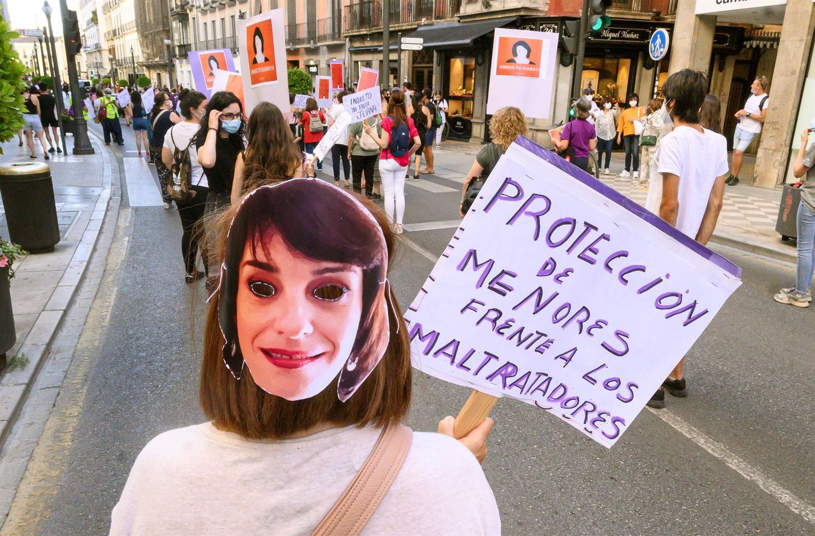 Una manifestación convocada por el movimiento feminista de Granada reclama el indulto para Juana Rivas