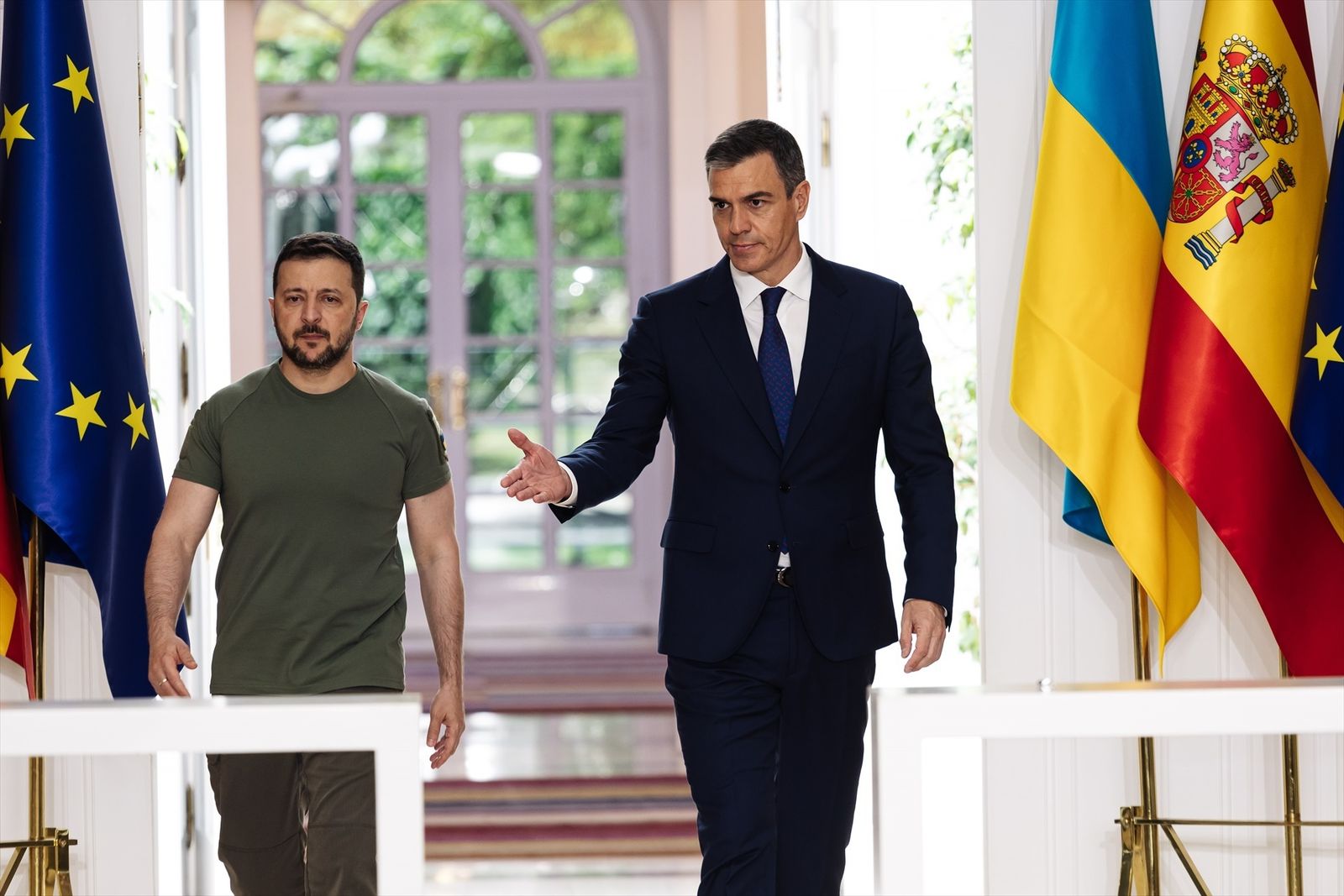 El presidente de Ucrania, Volodimir Zelenski (i) y el presidente del Gobierno, Pedro Sánchez (d)