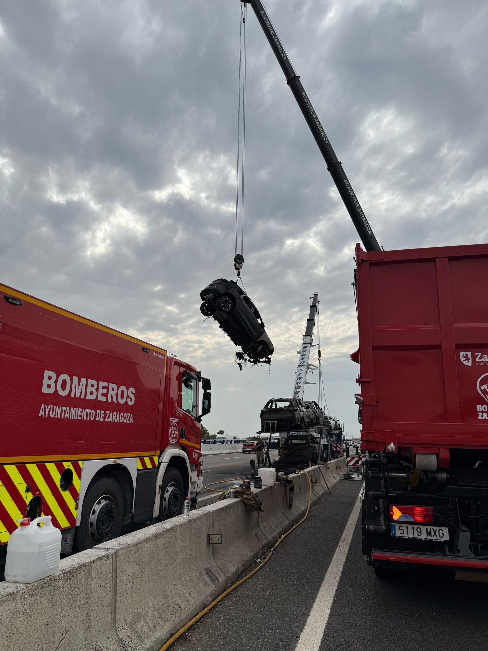 Bomberos de Zaragoza retiran uno de los híbridos siniestrados