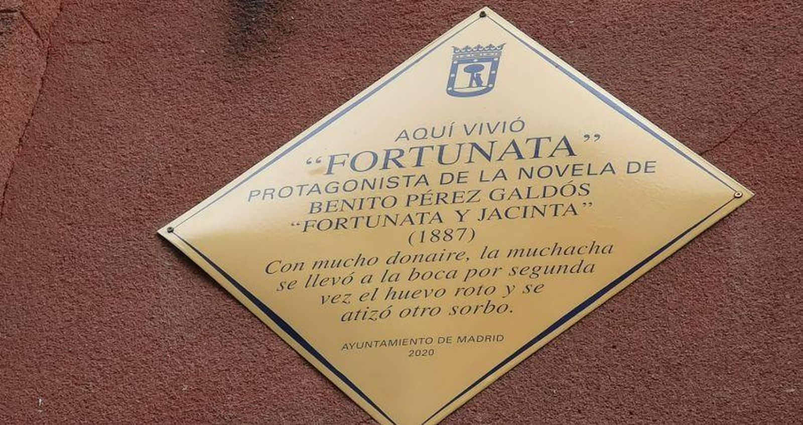 Placa que indica el lugar donde vivió 'Fortunata', en la plaza Mayor