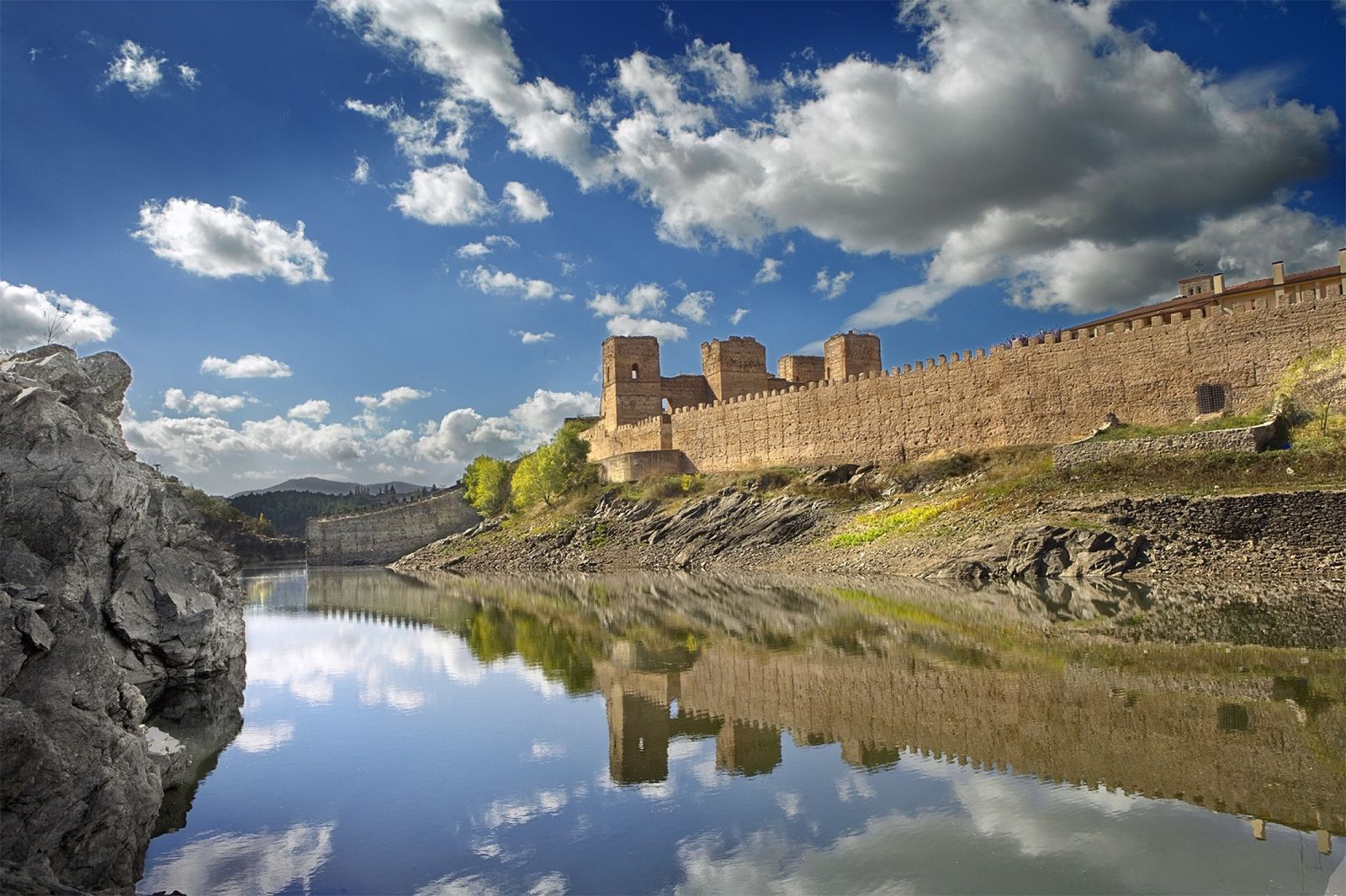 Buitrago, vista de la muralla desde el Río Lozoya