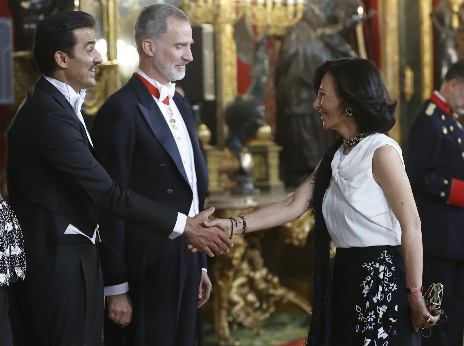 El emir de Catar saluda a Ana Botín, presidenta del Barco de Santander