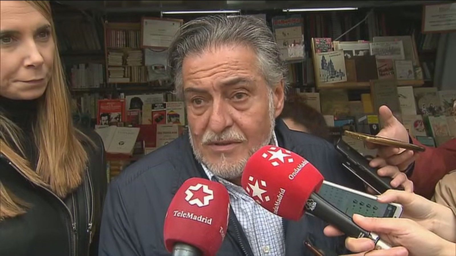 Pepu Hernández y Villacís visitan la Cuesta de Moyano y Almeida recuerda a Cervantes