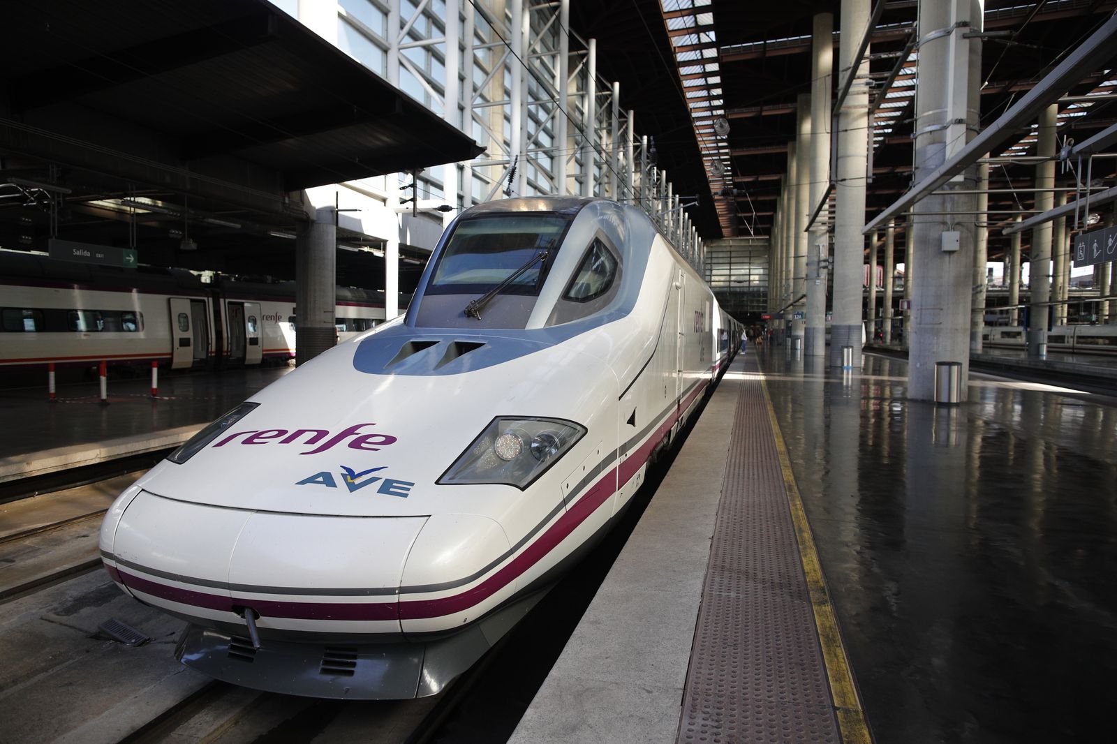 Tren de alta velocidad estacionado en un andén de Puerta de Atocha
