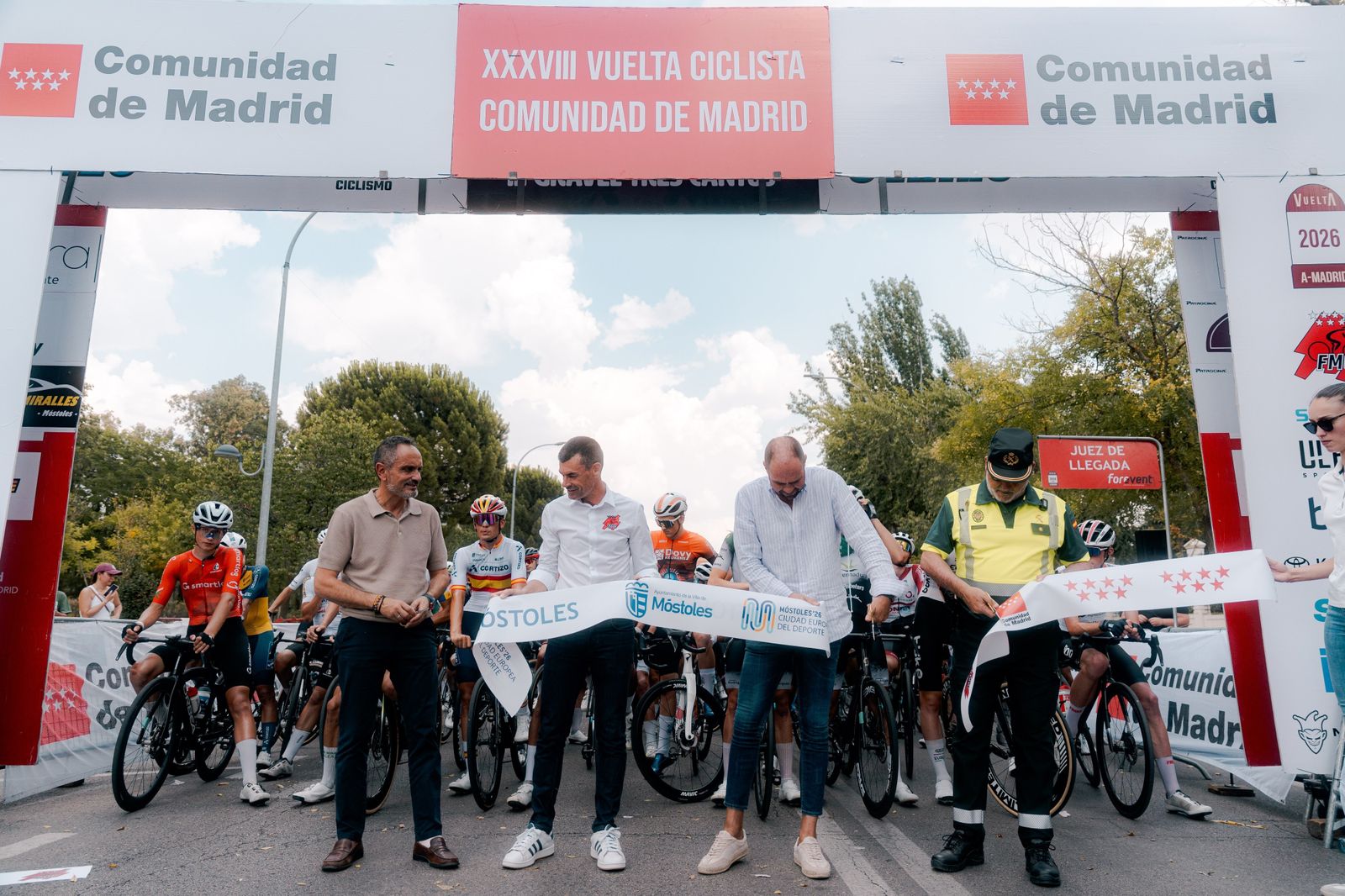 Salida de la primera etapa de la Vuelta Ciclista a Madrid