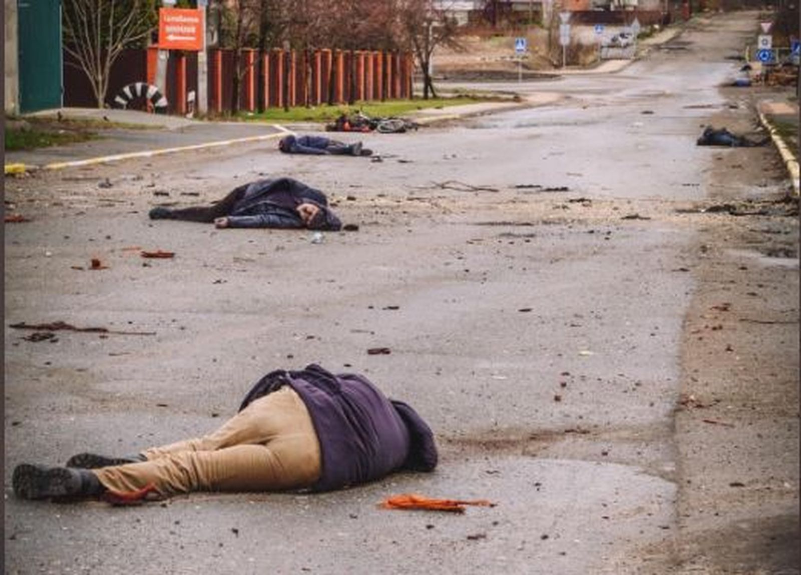 Mujeres muertas a las afueras de Kiev
