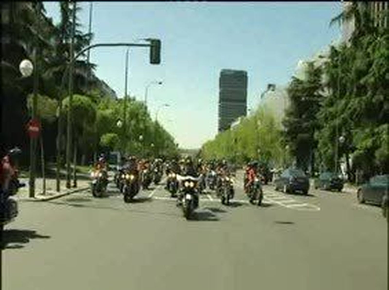 Centenares de moteros de Harley-Davidson desfilan por  las calles de Madrid