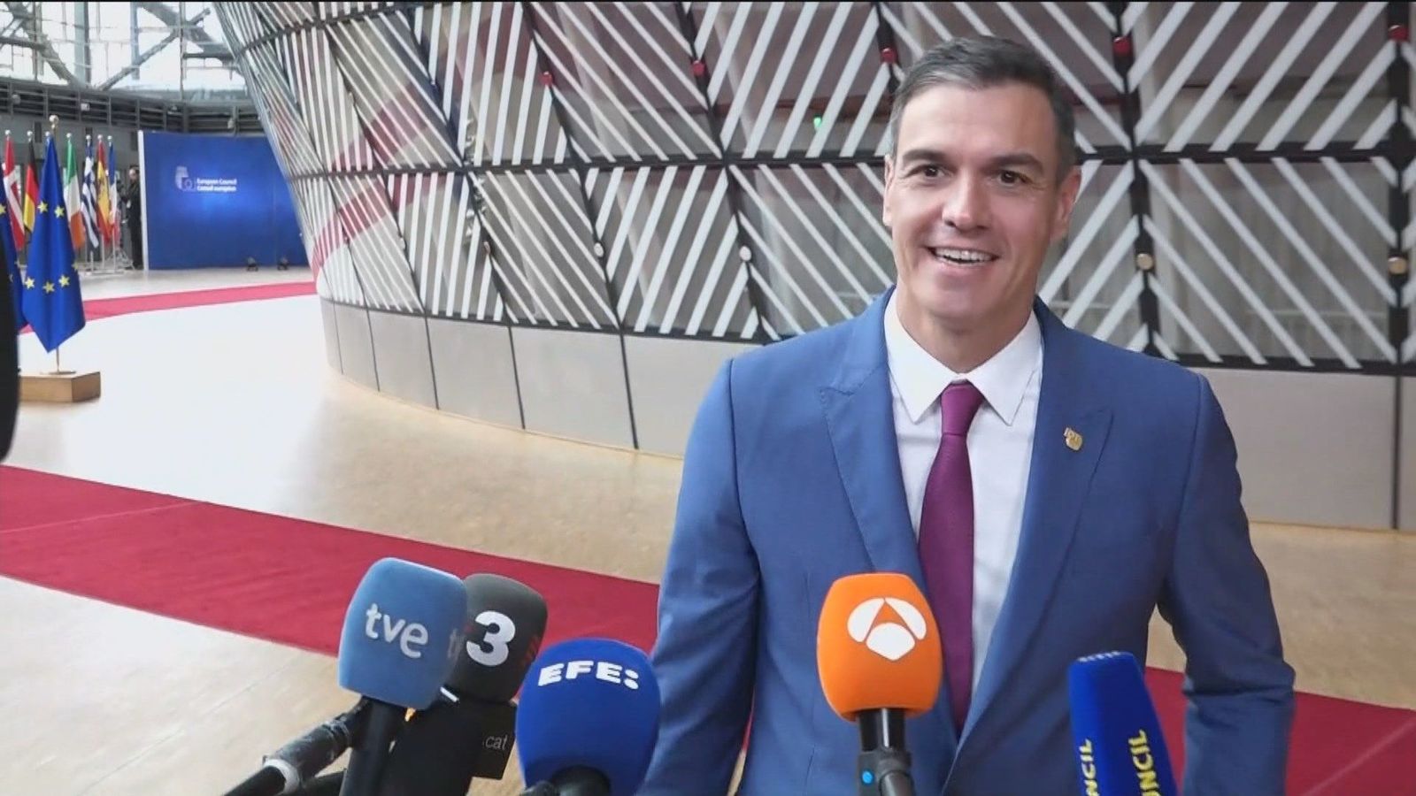 Sánchez presume de que "la economía española va como una moto" y Feijóo dice que "falta a la verdad y a los españoles"