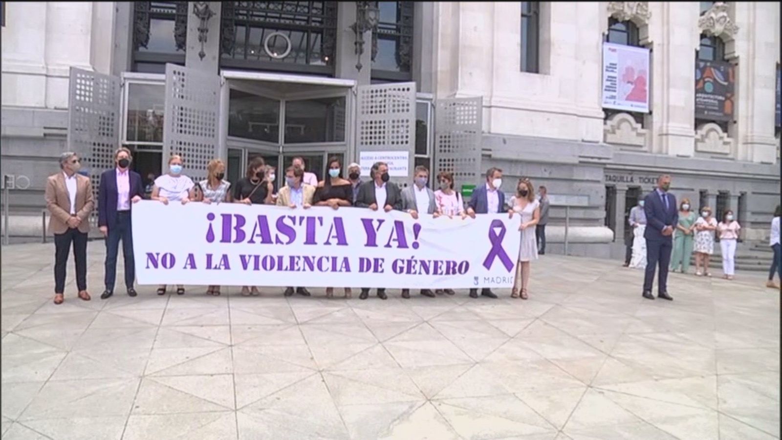 Protesta en el Ayuntamiento de Madrid contra la violencia machista, con Vox fuera de la pancarta