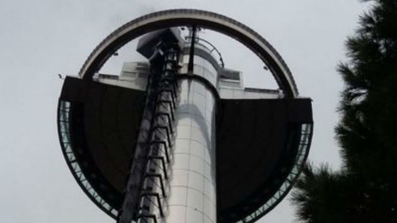 El incendio en el Faro de Moncloa se originó en el ascensor y obligó a desalojar el edificio
