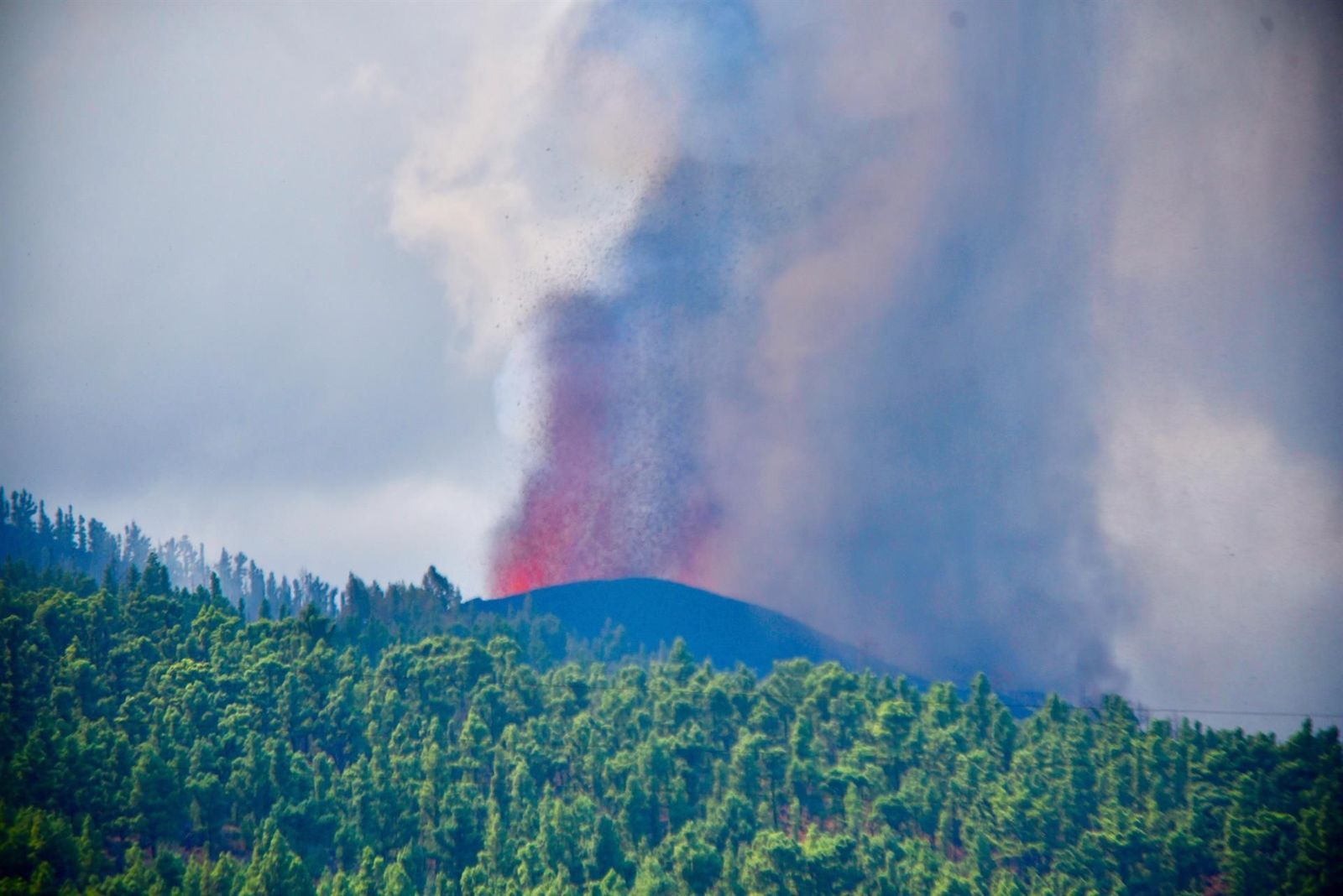 El volcán de La Palma destroza casas y cultivos y corta varias carreteras