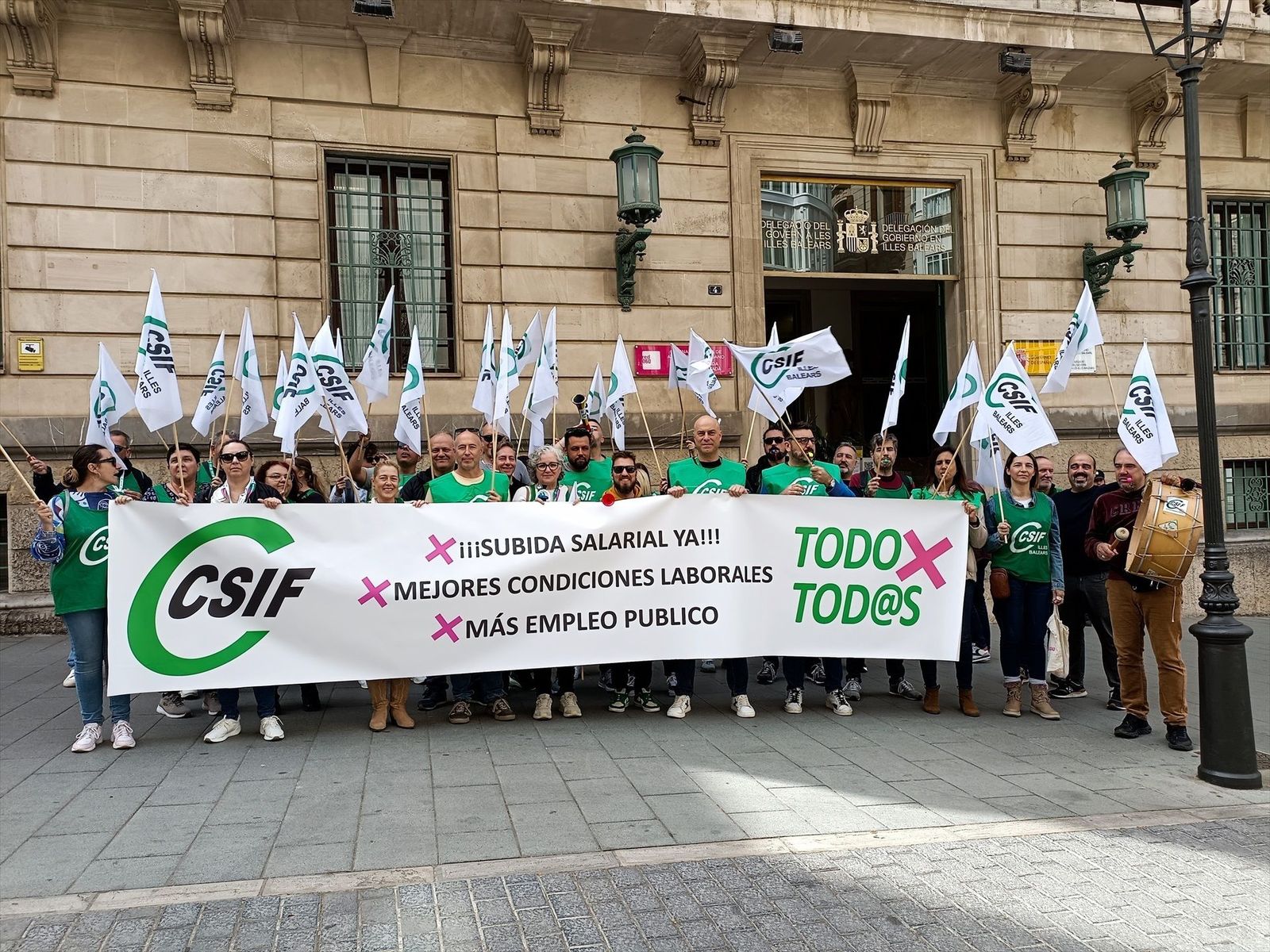 Miles de funcionarios salen a la calle convocados por CSIF para exigir la subida salarial