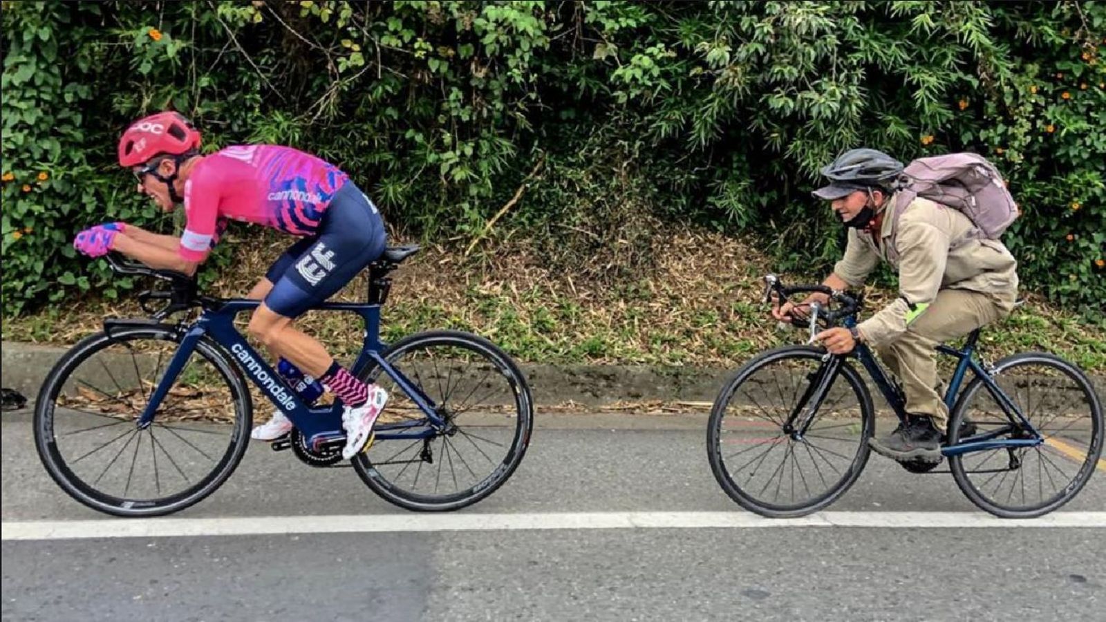Un campesino, a rueda de Rigoberto Urán a 45 km/h mientras entrena para el Tour