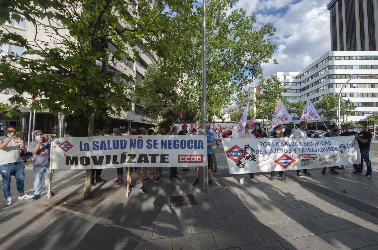 Trabajadores de Metro piden justicia para las víctimas del amianto, ante los juzgados de Plaza de Castilla