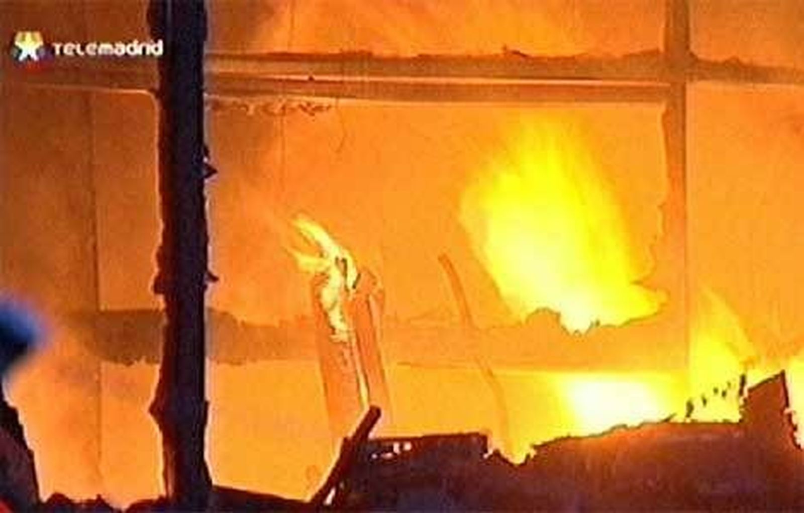 Un incendio arrasa dos hangares del aeródromo de Cuatro Vientos