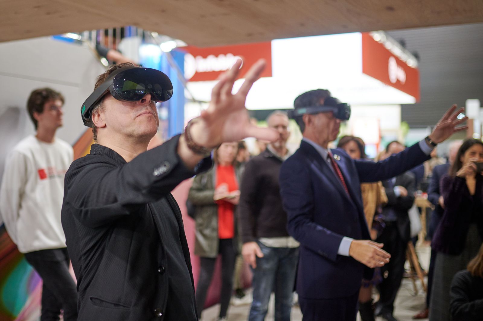 Rumbo al futuro: móviles enrollables y que se arreglan solos, robots humanoides y otras novedades