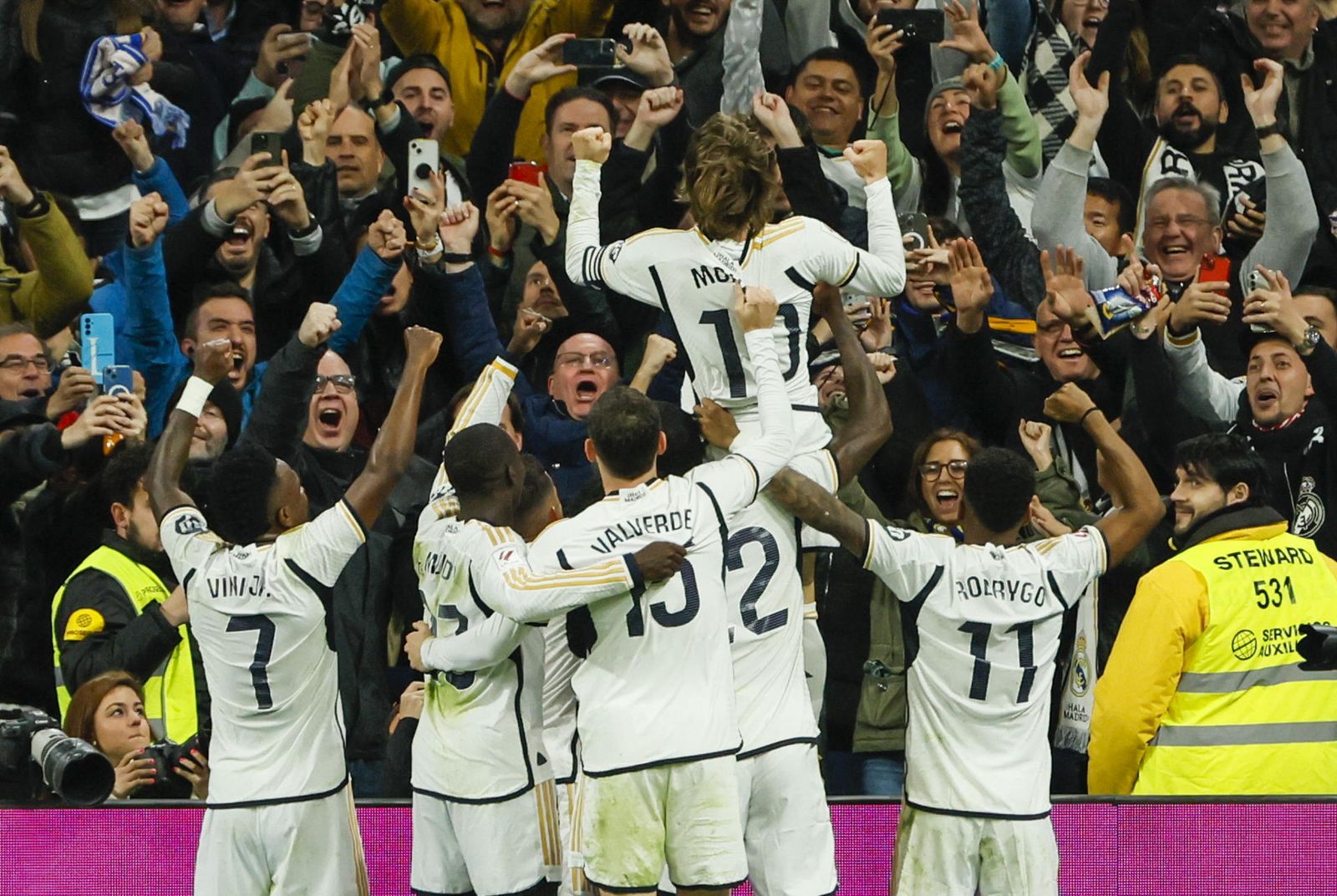 Modric celebra su gol al Sevilla