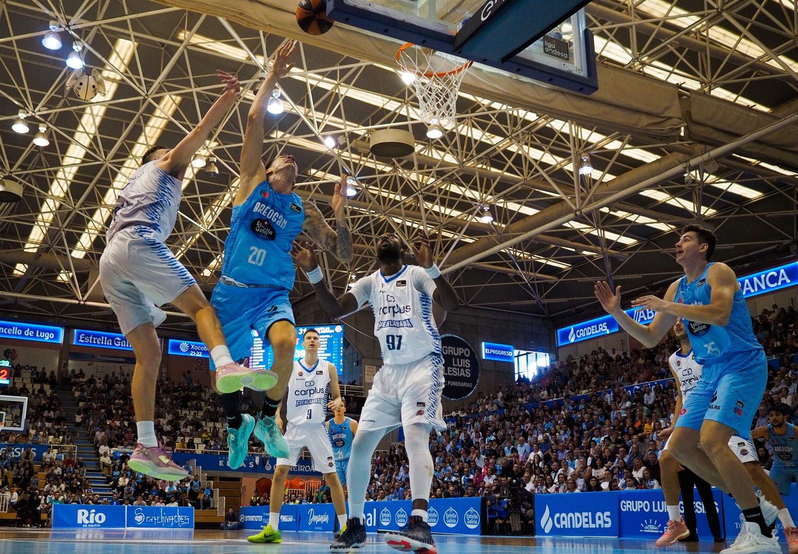 El jugador del Rio Breogán Nemanja Nenadic (2i) lucha por el balón con Viny Okouo (c), del Baloncesto Fuenlabrada