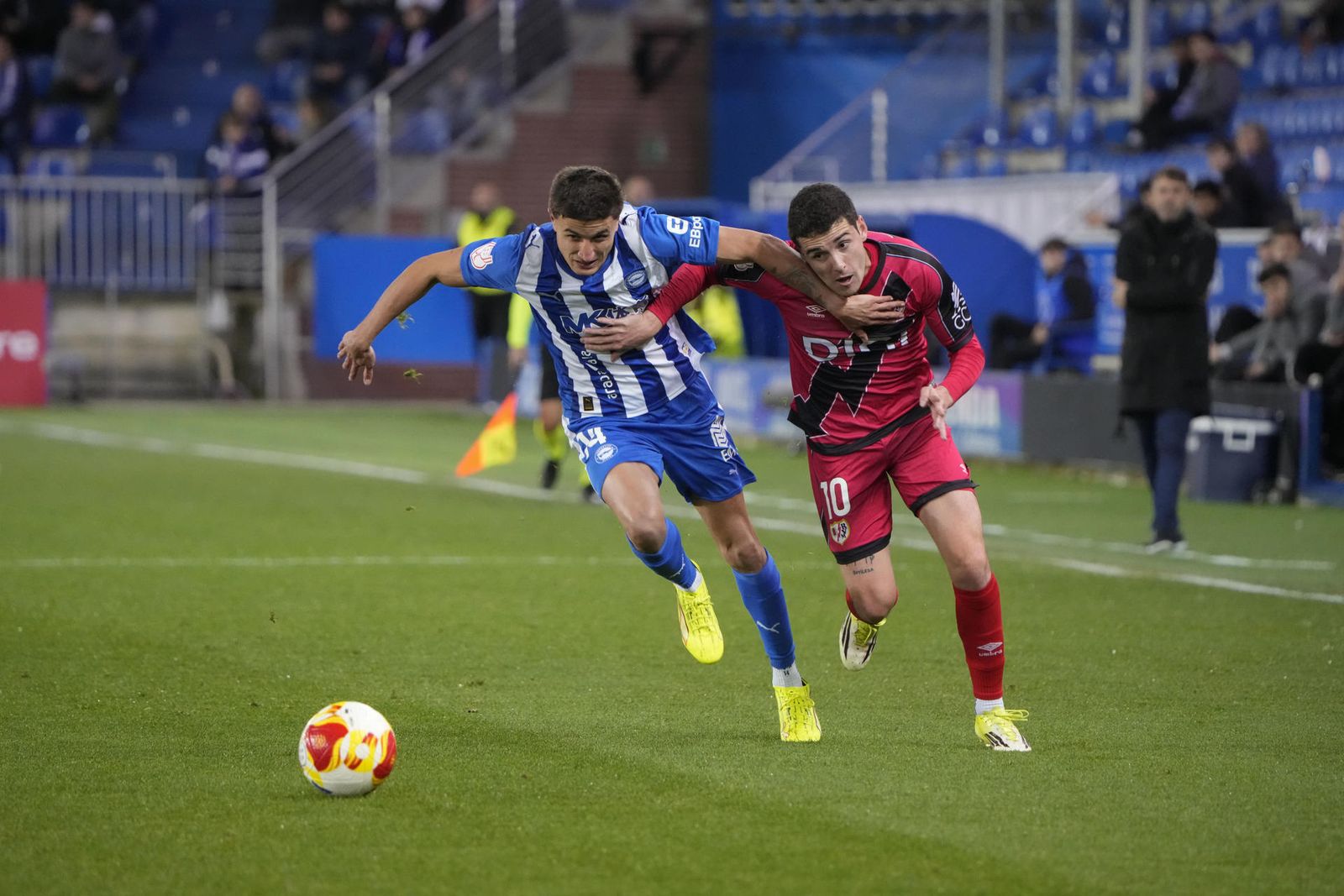 Sergio Camello ante el Alavés