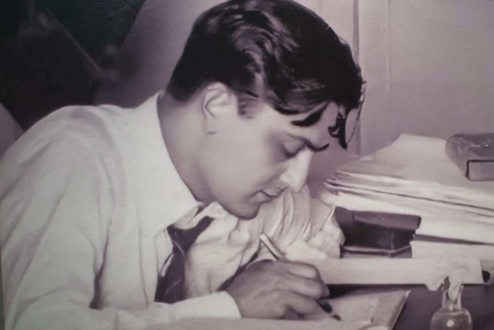 Luis Martín-Santos escribiendo en su despacho