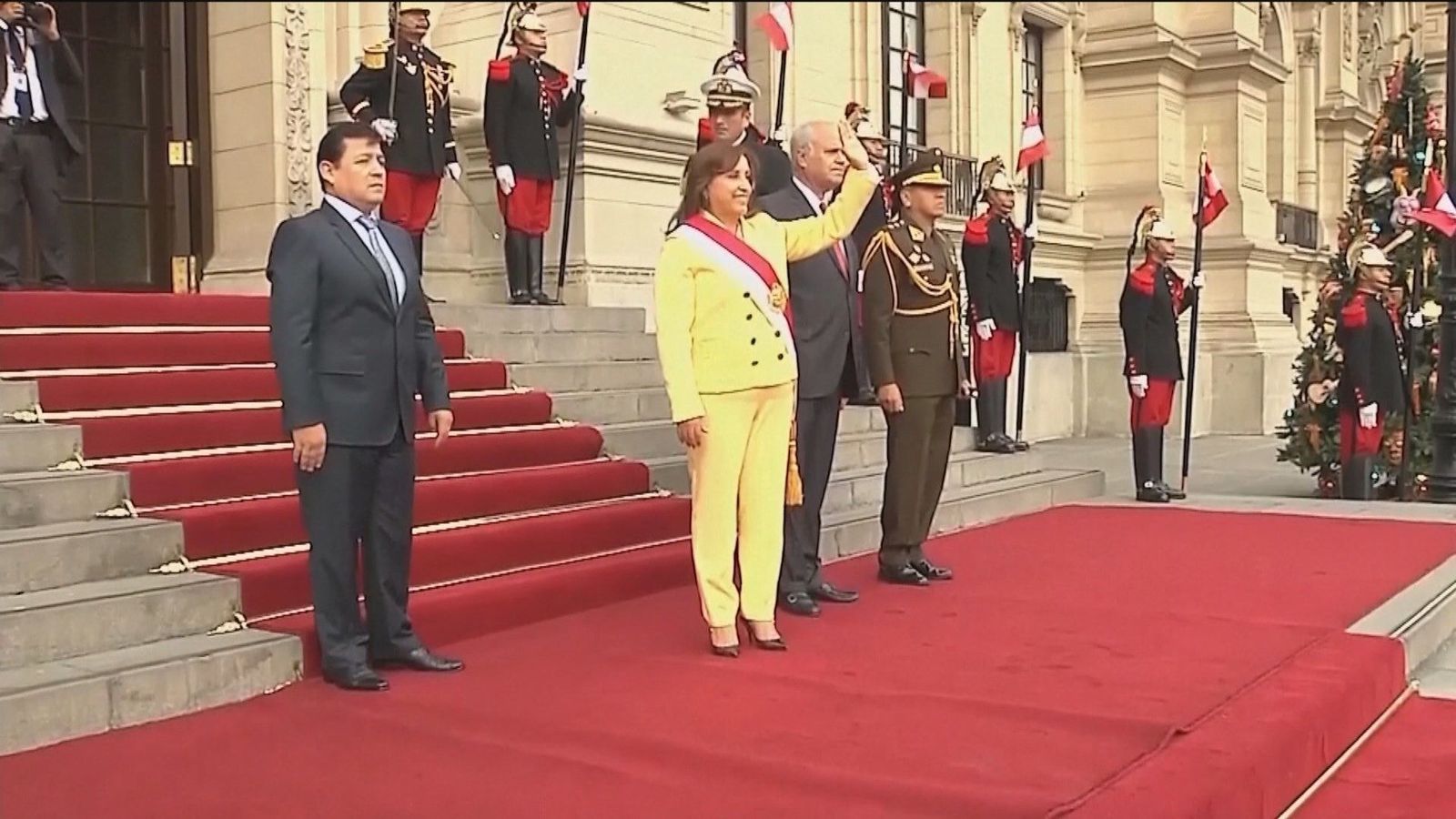Dina Boluarte hace un llamamiento a la calma tras los enfrentamientos en la calle que vive Perú